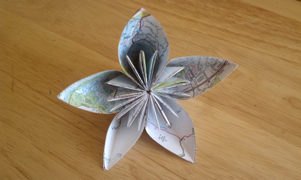 最简单的花怎么折_3分钟轻松学会八瓣花,折法简单,手工折纸花