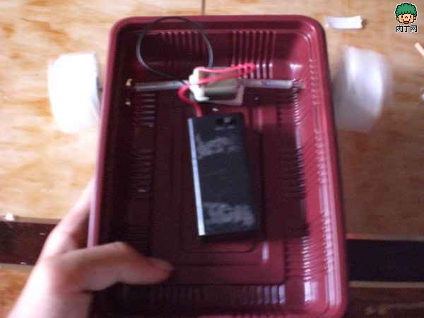 利用餐盒制作简易电动明轮船的方法图解-封存