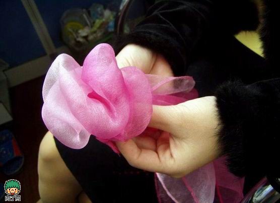 方丝巾的系法图解-教你用丝巾折出简单的花朵