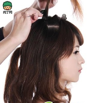 将长发总共分为两个部分,顺着耳朵两侧取一大半头发,将头发倒梳固定